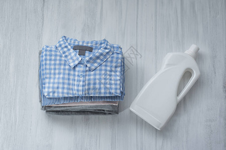 叠的衬衫和洗涤剂瓶顶视图图片
