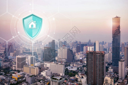 财产保险盾牌保护财产在虚拟屏幕上与公寓城市办公楼背景保险概念在线图片