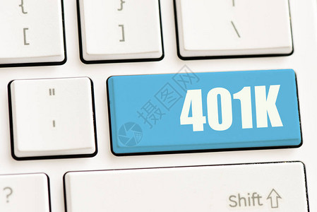 在蓝色按钮上输入401K的白背景图片