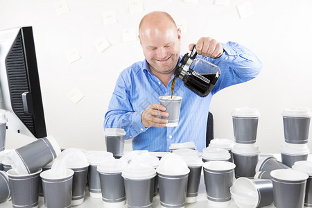 办公室员工对咖啡因的兴奋程度很高图片
