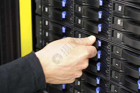 IT技术人员或工程师在存储阵列网络中使用硬盘驱动器大型数据中图片