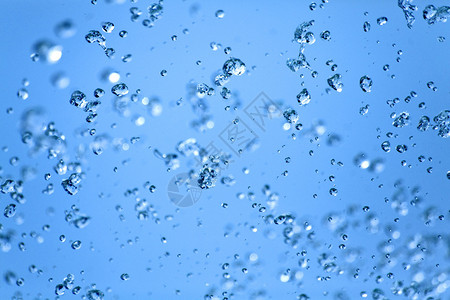 落水滴与蓝天背景图片