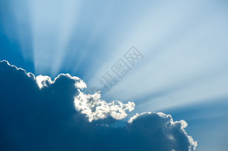阳光穿过厚的云层图片