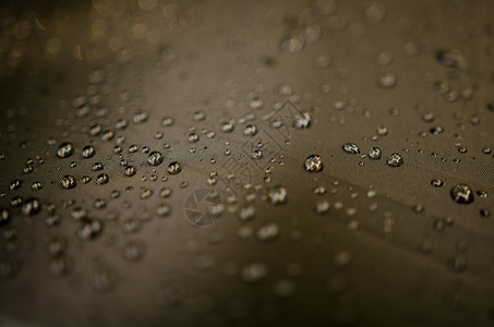 雨伞背景上的水滴图片