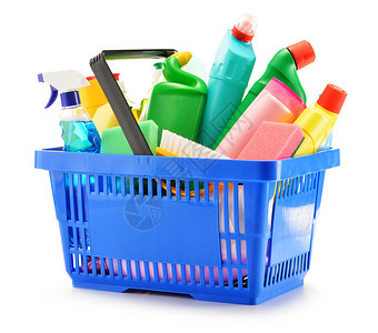 带洗涤剂瓶和化学清洁用品的购物篮高清图片