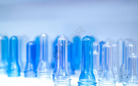 吹塑灌装和贴标工艺之前的PET瓶坯用于饮料行业的蓝色瓶坯螺旋包装PET瓶的原料背景图片