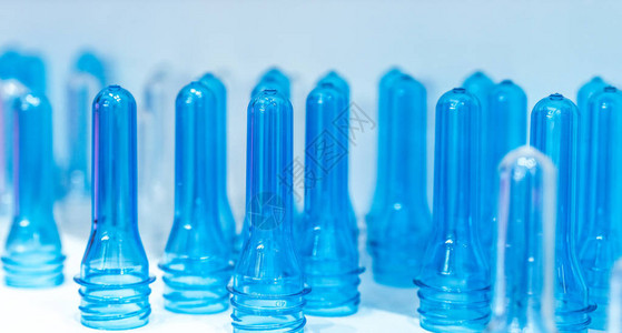 吹塑灌装和贴标工艺之前的PET瓶坯用于饮料行业的蓝色瓶坯螺旋包装PET瓶的原料图片