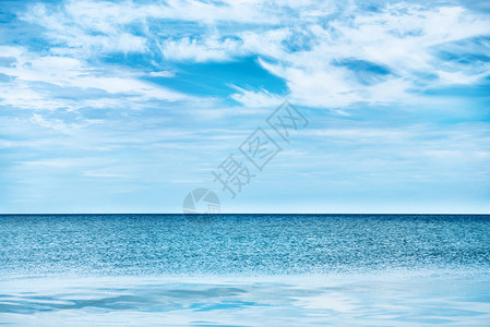 蓝色清澈的大海和天空与白云图片