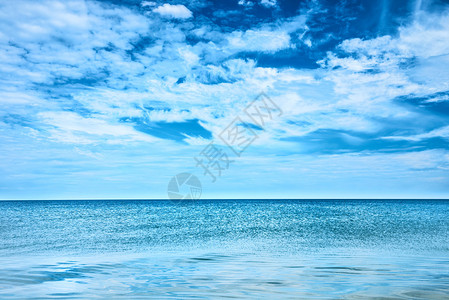 蓝色清澈的大海和天空与白云图片
