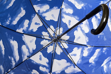 雨伞手杖的抽象片段由带有蓝色白斑点图片