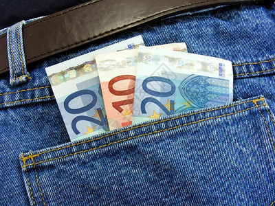 深色牛仔裤后兜里的欧元纸币图片
