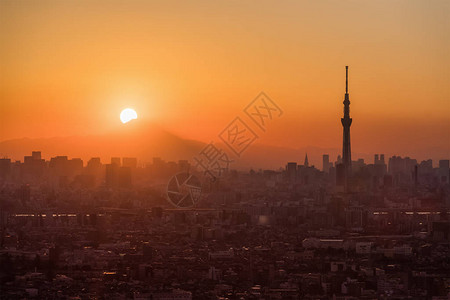 美丽的东京城市风景冬季日落时东京图片