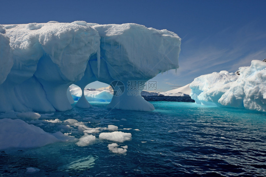 南极洲背景蓝天空的冰山图片