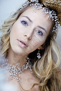美丽的年轻雪后仙女在她的头上闪烁着头顶的发冠图片