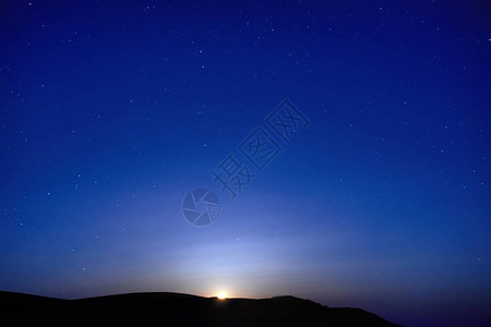 蓝色深夜天空繁星月亮升图片