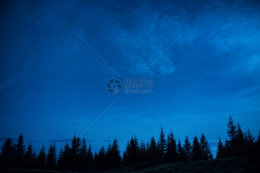 蓝黑夜空下的林星很多空间背景图片