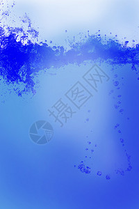 水波与蓝色隔离的气泡图片
