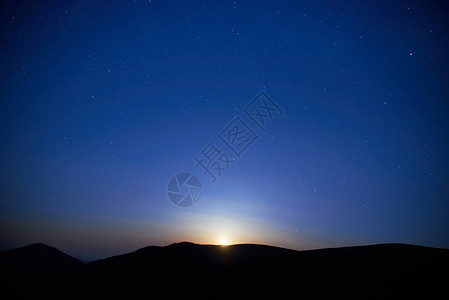 蓝色深夜天空繁星月亮升图片