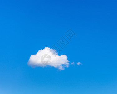 夏日蓝天中孤独的白色小云图片