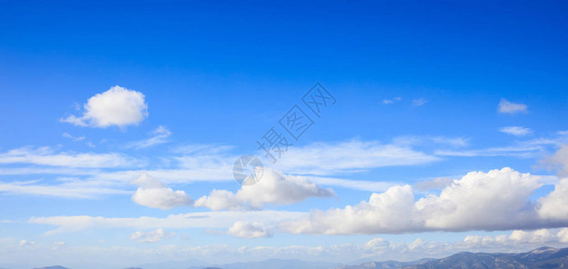 蓝天空背景横幅上山地采起图片