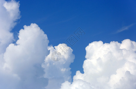 蓝色的云彩背景图片