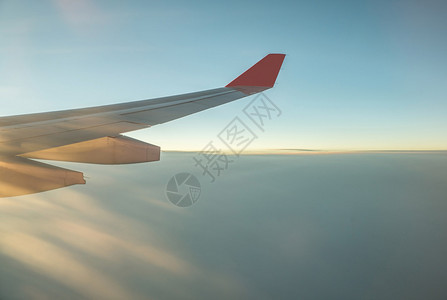 云上的飞机翼飞行背景图片