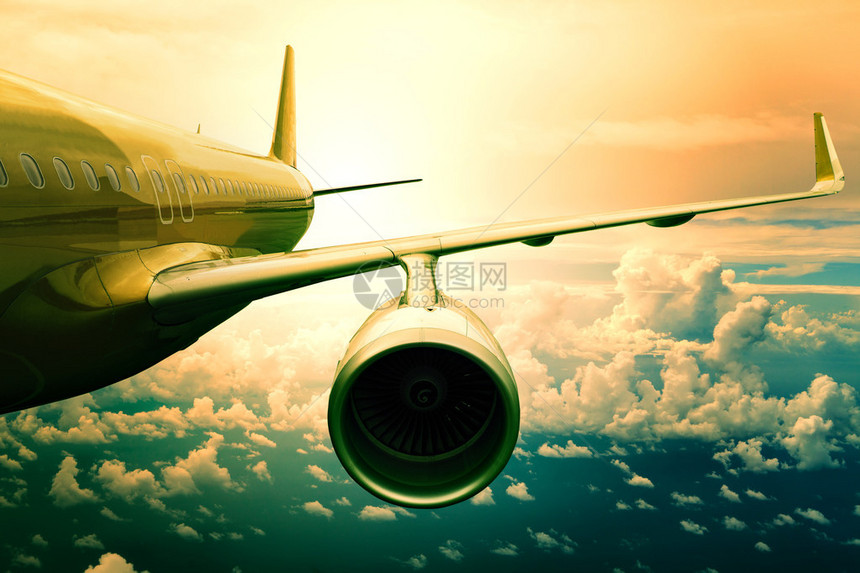 客机喷气飞机越云层上方图片