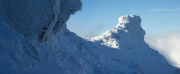 景观全景山在冬天霜天喀尔巴阡图片