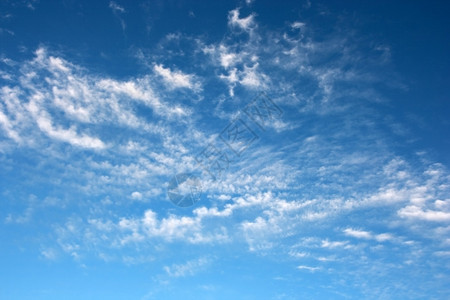 天空在地平线和白云上图片