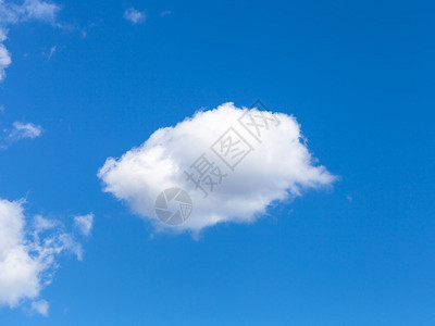 夏日蓝天下的小白蓬松云图片