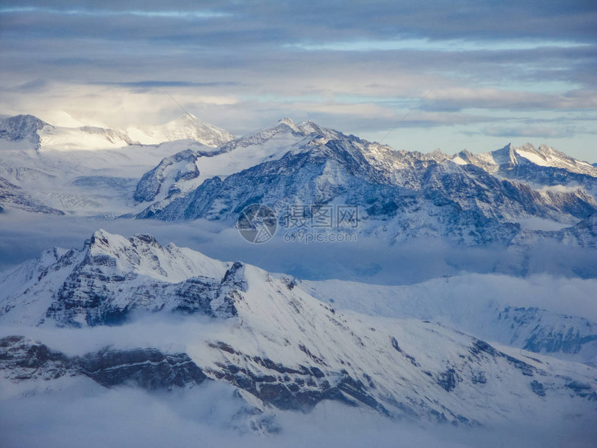 令人惊异的空中景象从瑞士飞机上登山顶上图片