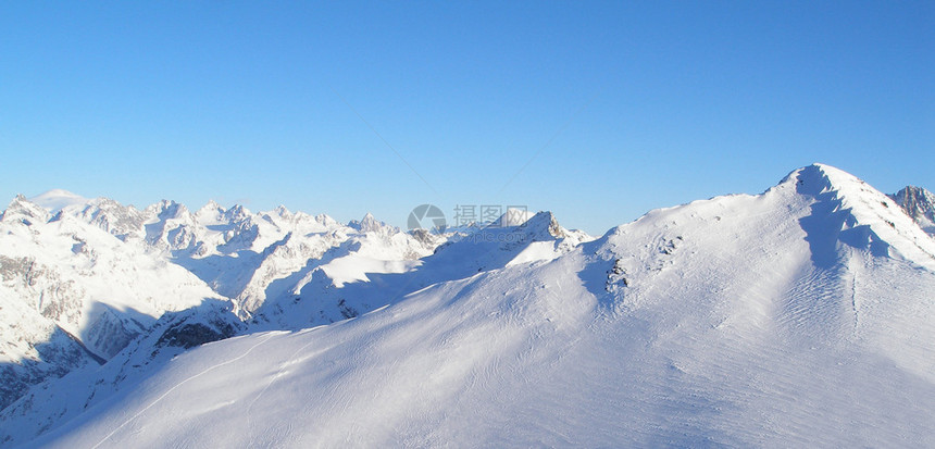 冬天雪下的高山图片