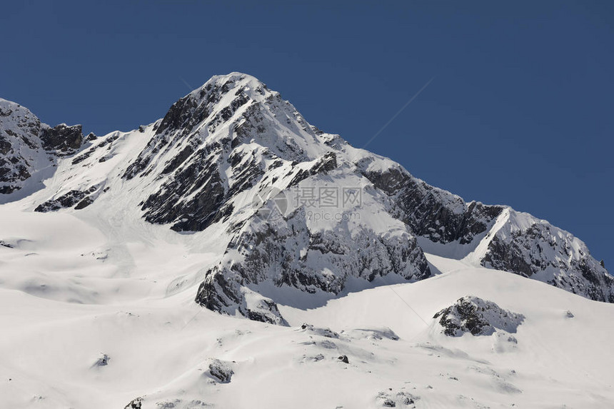 瑞士阿尔卑斯山的白山峰由雪覆图片