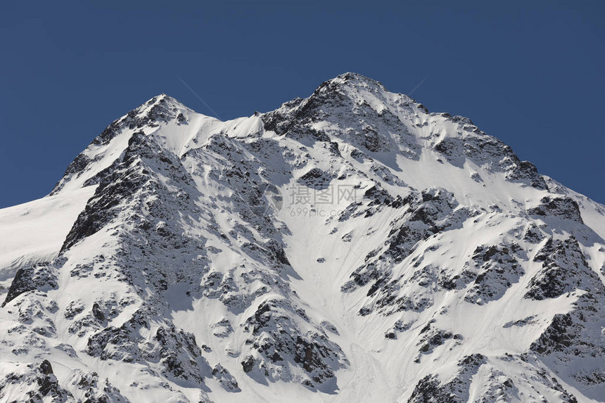 瑞士阿尔卑斯山的白山峰由雪覆图片