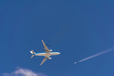 天空中的两架飞机在不同的飞行图片