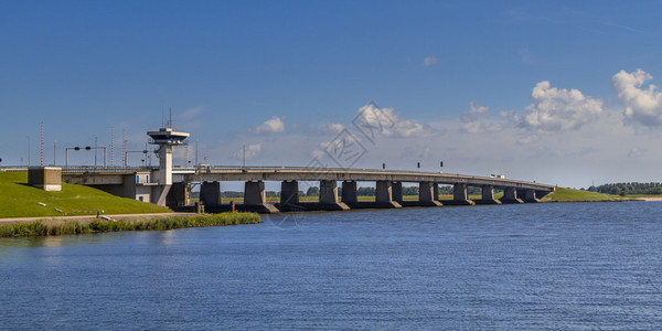 在荷兰一条繁忙的水道上建造巨图片