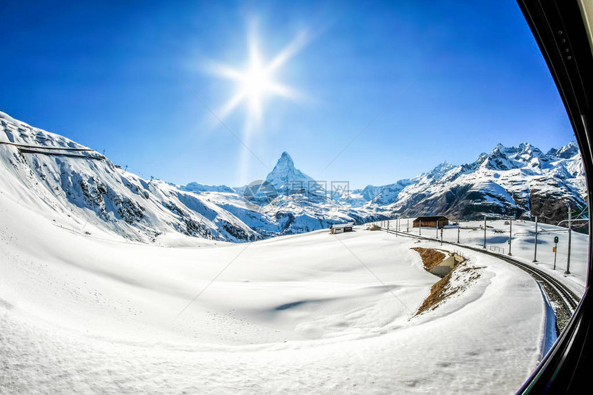 来自瑞士泽尔马特火车的山峰隆雪图片