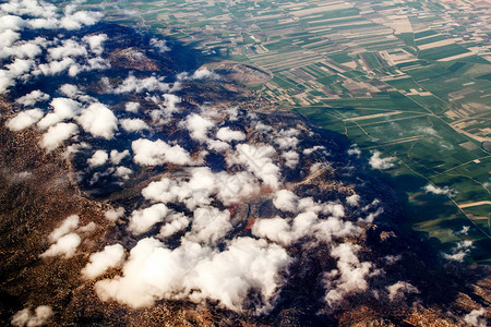 从云层上方的飞机上看山景图片
