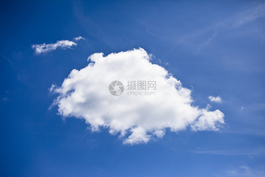 湛蓝的天空上面有一朵白云图片