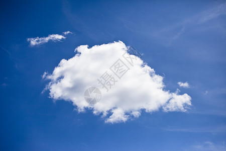 湛蓝的天空上面有一朵白云图片
