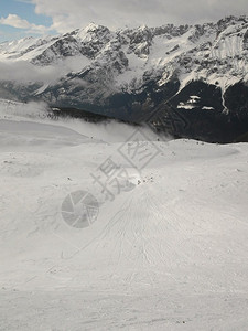 滑雪胜地山峰从低雾中涌现出来图片