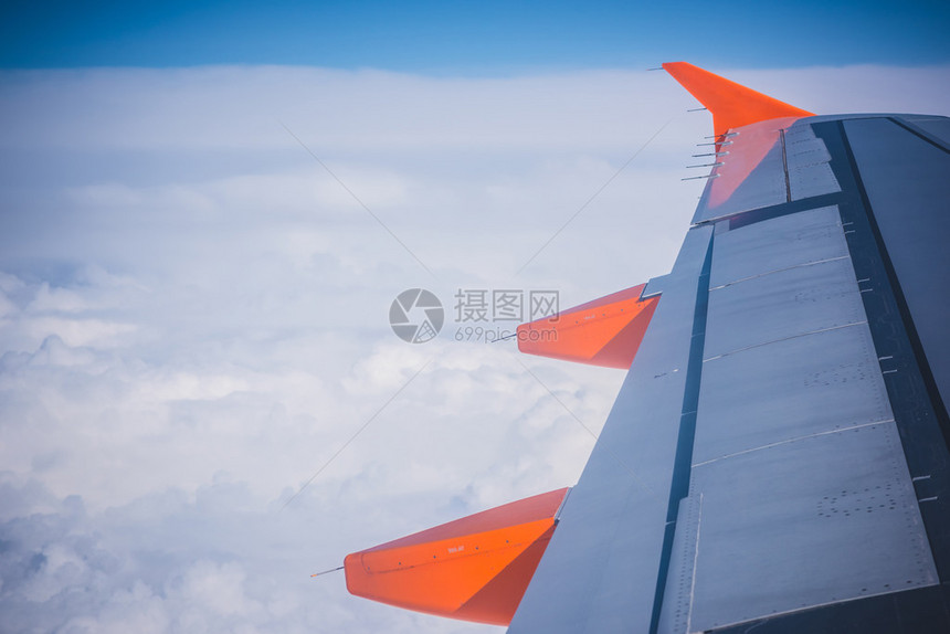 飞行中高度的翼飞机图片