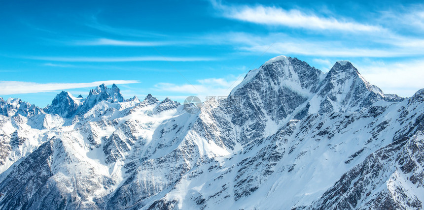 雪中白色山峰的全景蓝图片