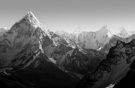 珠穆朗玛峰大本营的壮观山景穿越尼泊尔喜马拉雅图片