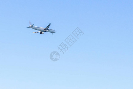 飞机降落在本地机场从法国尼斯的底部看图片