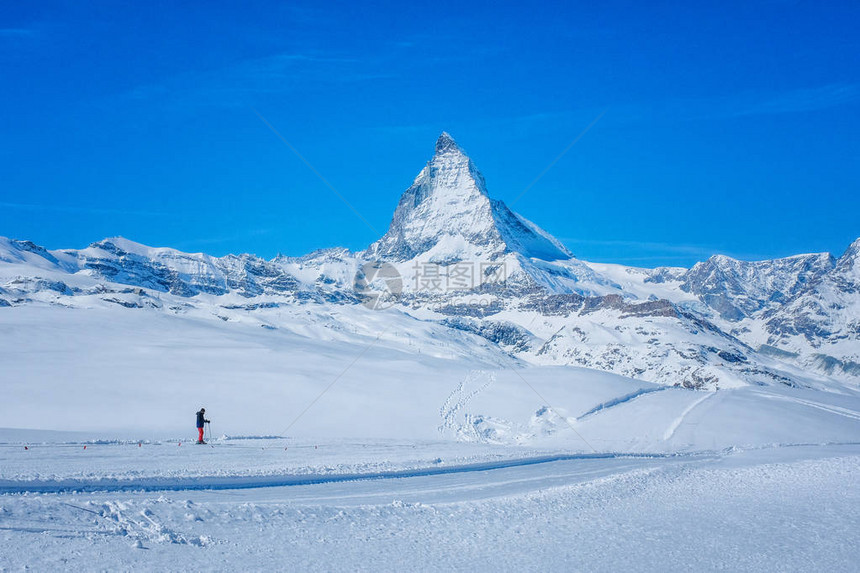 天空人看到雪山的美丽景色在瑞士Zermatt图片