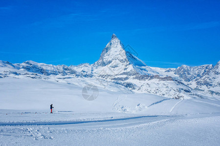 天空人看到雪山的美丽景色在瑞士Zermatt图片