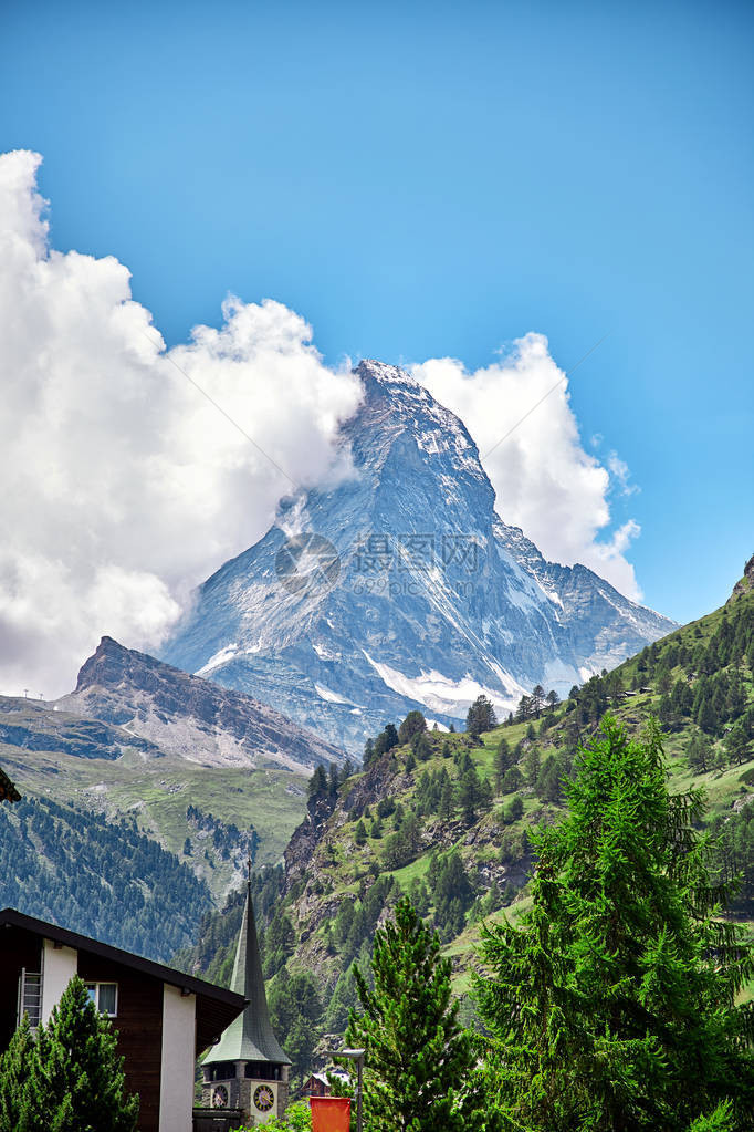 瑞士阿尔卑斯山采尔马特镇后马特宏峰山景观图片