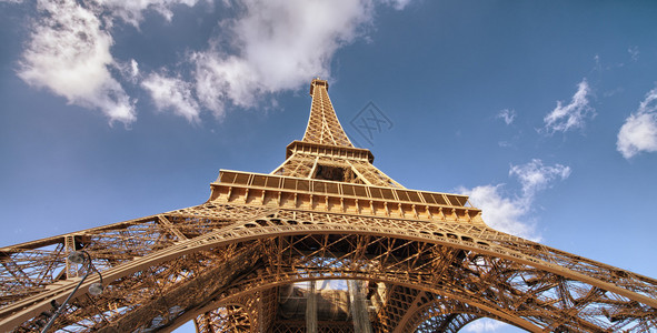 巴黎埃菲尔铁塔的美丽景色背景图片