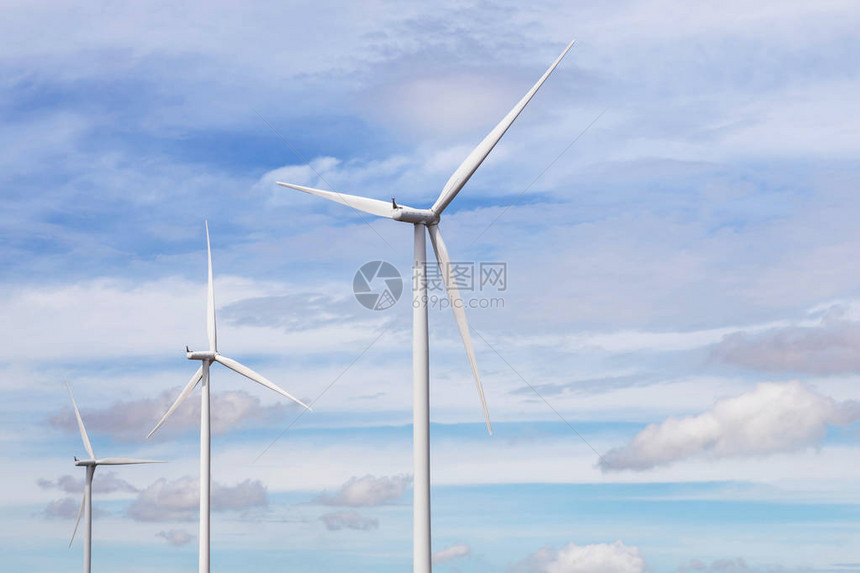 蓝天背景下风力发电站的白色风力涡轮机替代自图片